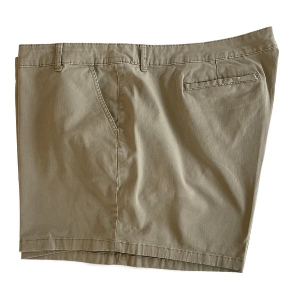 a.n.a. Women's Plus-Size 26 KHAKI 4.5" Mid Rise Flat-front Chino Short - Picture 2 of 13